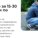 Водитель меняет колесо автомобиля на обочине дороги